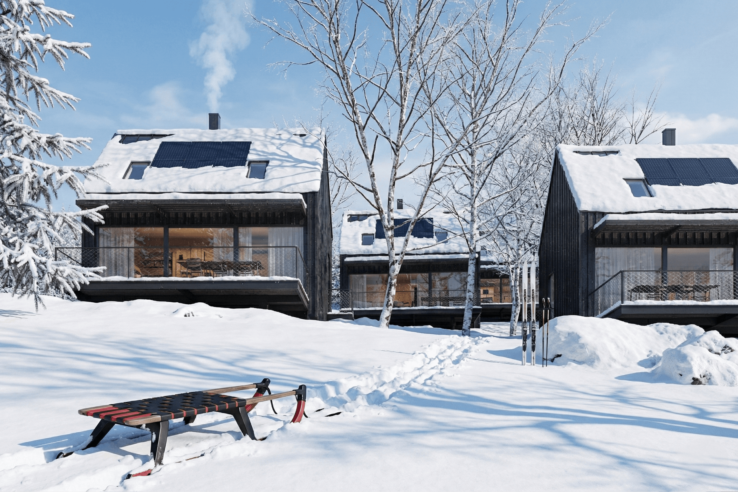 Chata typu A s fotovoltaickými panely na střeše, umístěná v přírodní krajině s lučními květinami a obklopená stromy.