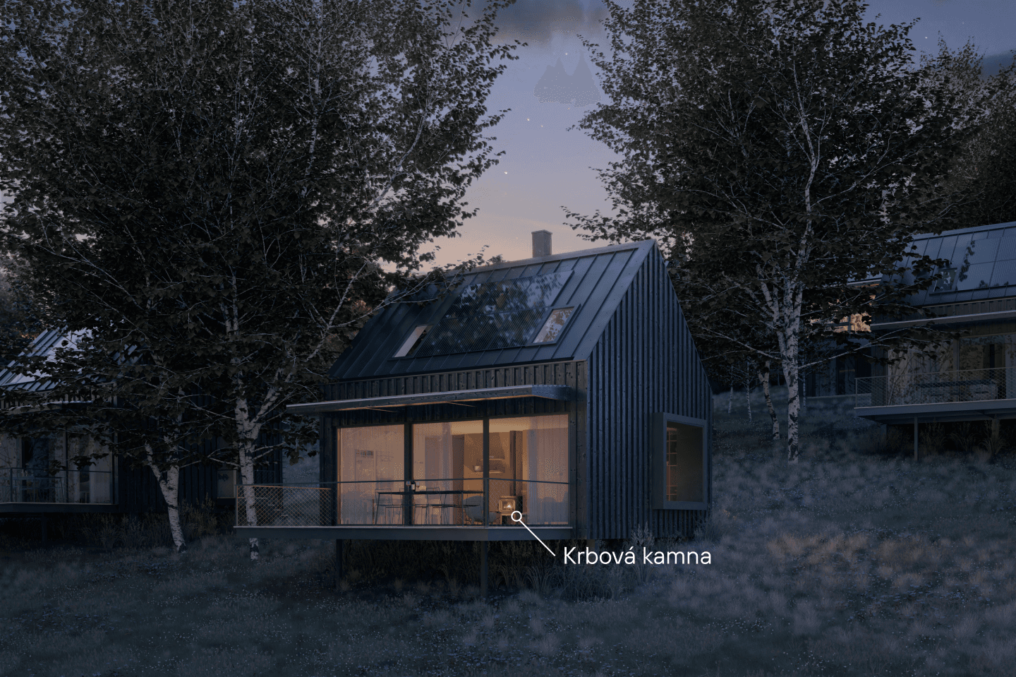 Moderní chata s prosklenými stěnami a krbovými kamny uvnitř, obklopená stromy a večerní atmosférou.