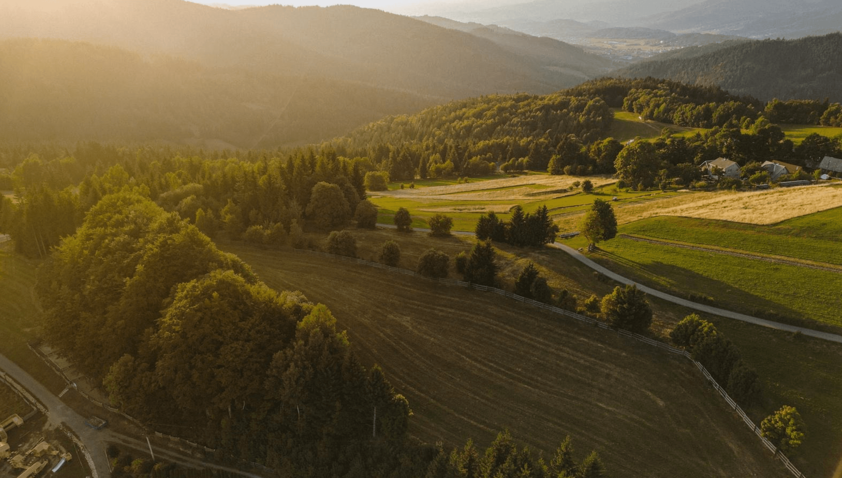Panoramatický pohled na horskou krajinu Beskyd z Divoké Soláně